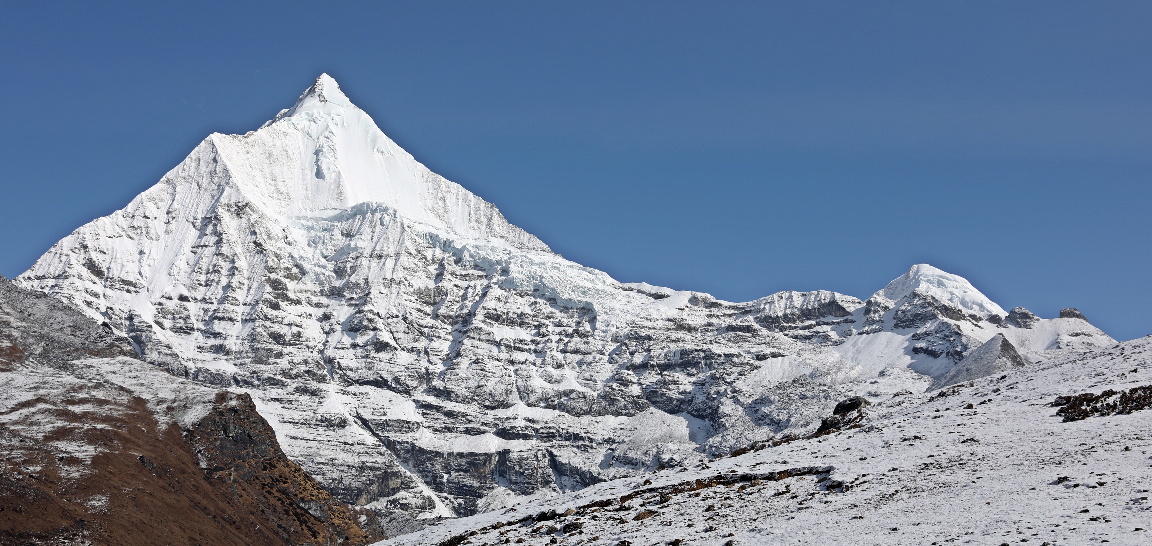 Mt. Jichu Drakey on the way to Nyili La