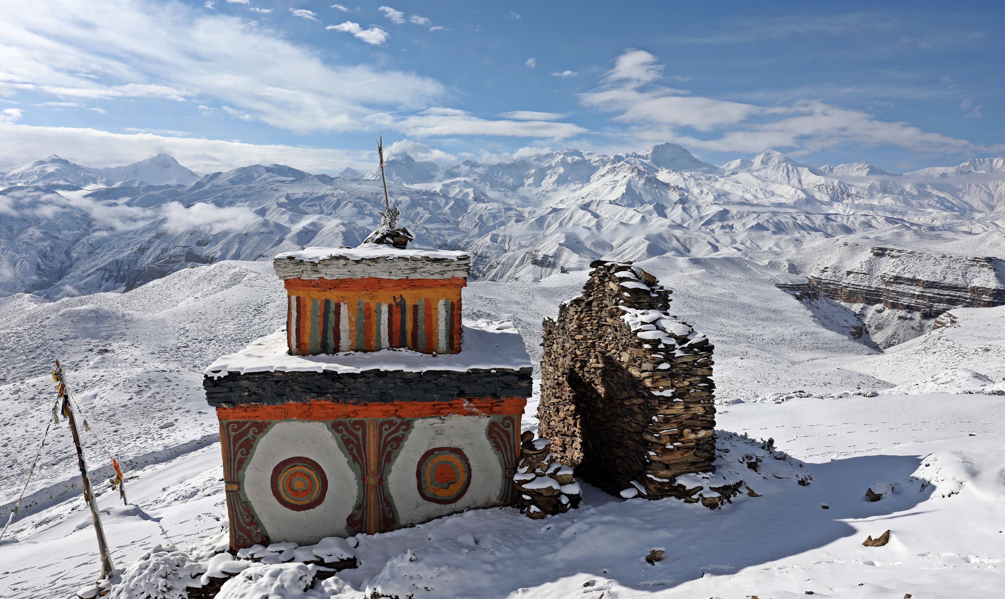 Buddhist chorten in front of the snowy Annapurna Range