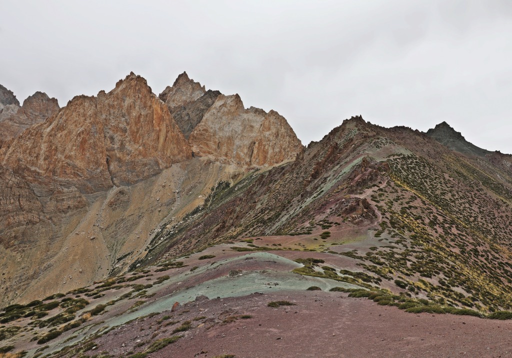 Colourful ridge before Dung Dung La
