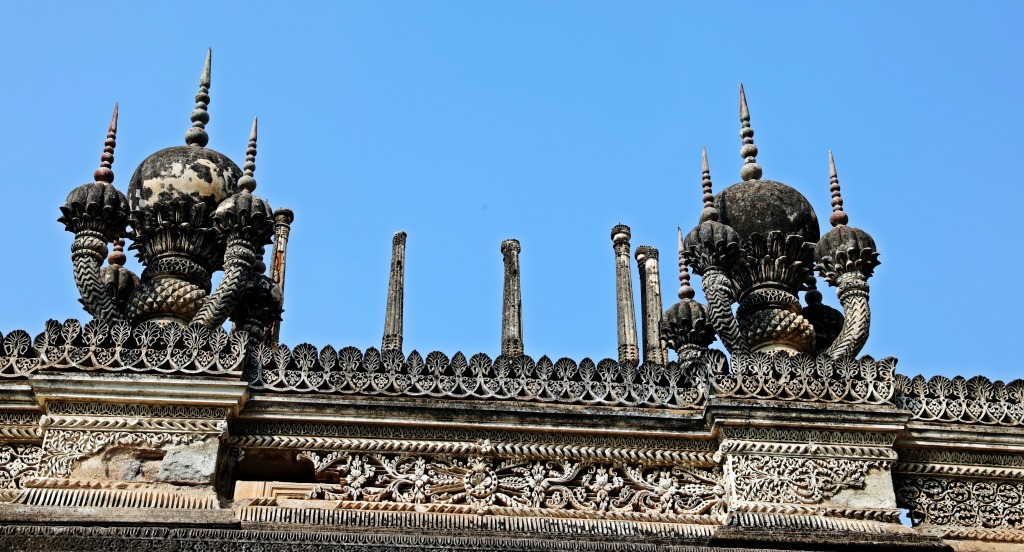 teresting roofs, Paigah Tombs