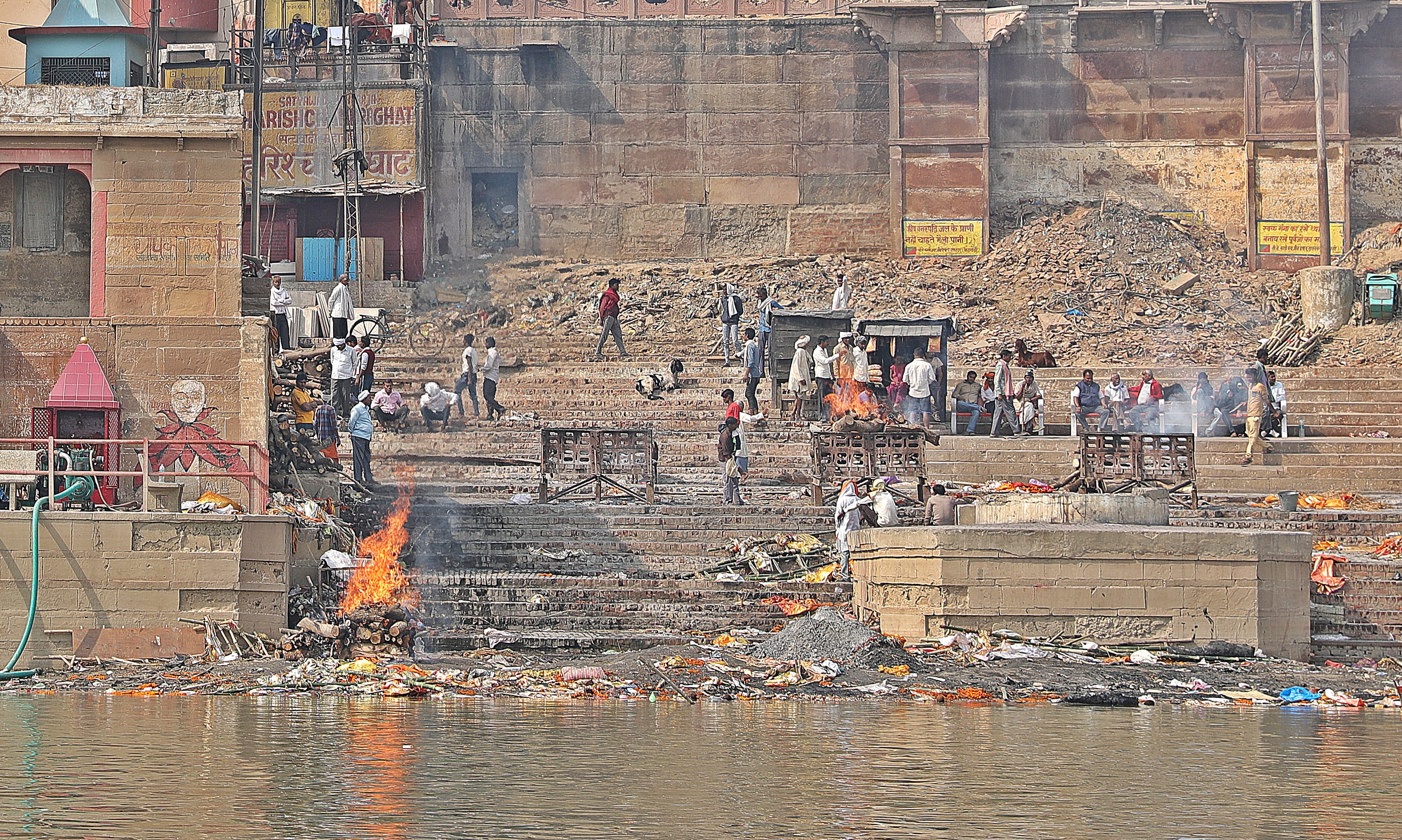 Cremation pollution in the Ganges